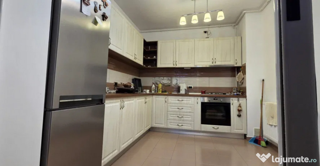 Apartament 2 camere, decomandat - zona Tractorul