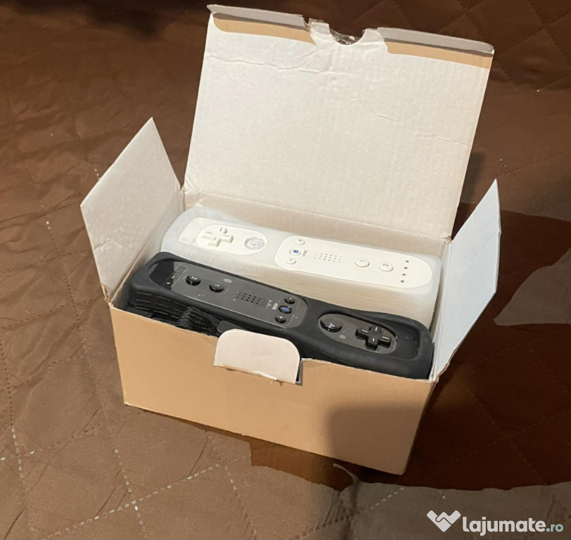 Doua seturi de controlere wii