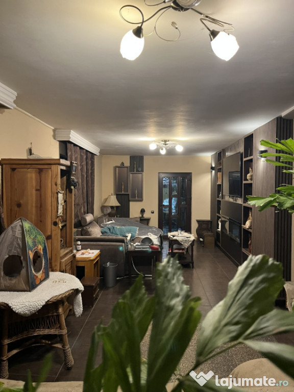 Casă 360 mp utili, spațiu comercial, teren 400 mp – Malu