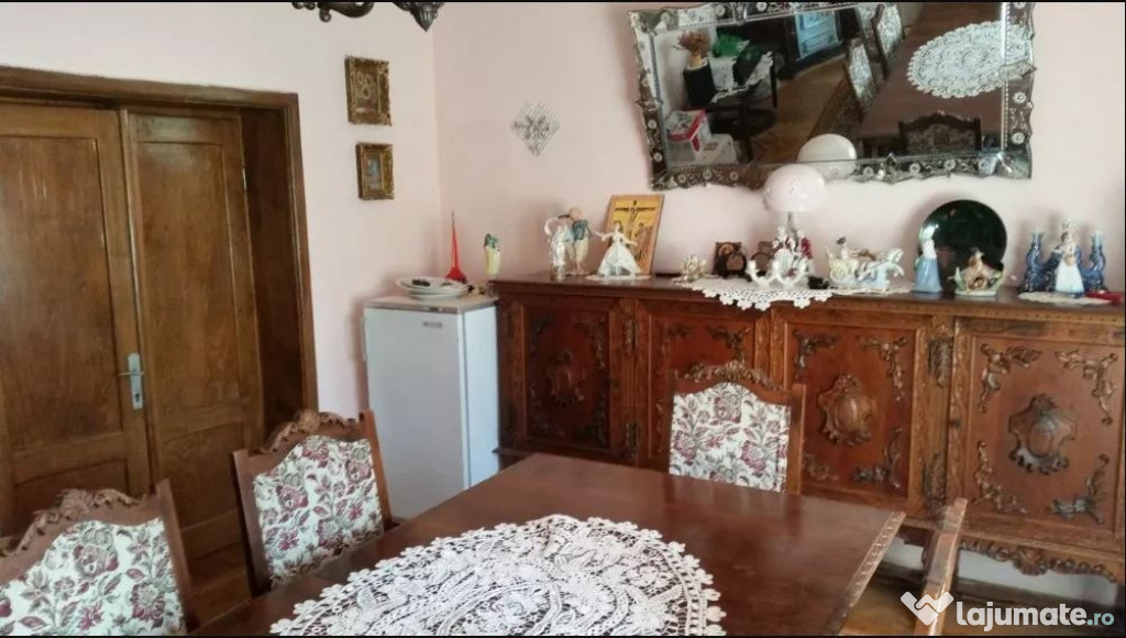 Mobilă lemn masiv sculptată manual