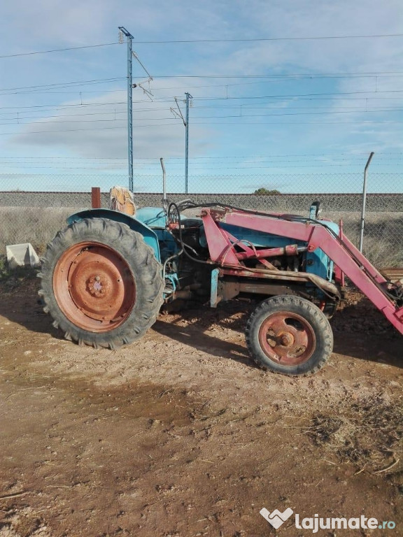 Tractor cu incarcator
