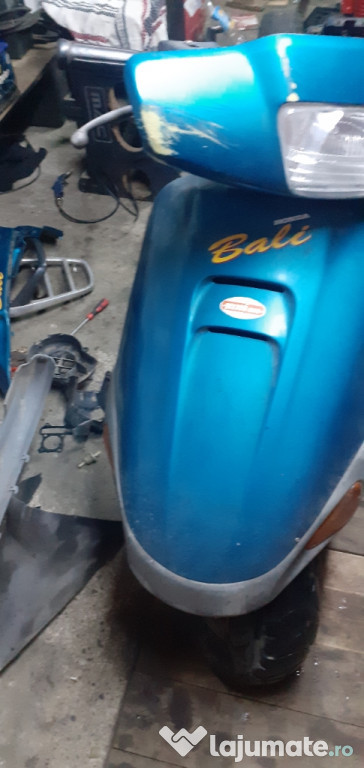 Dezmembrez scuter honda bali 50cc