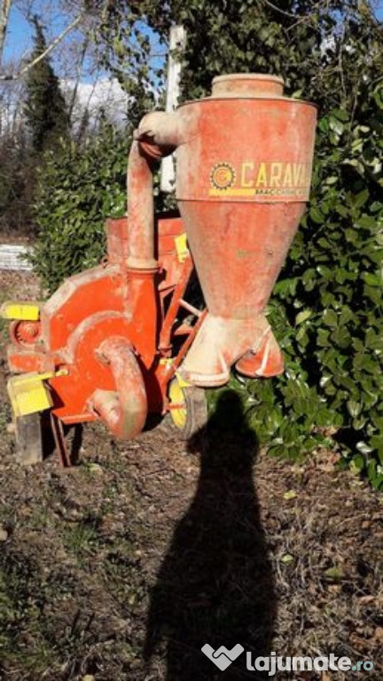 Moară pe ciocanele pe priză la tractor