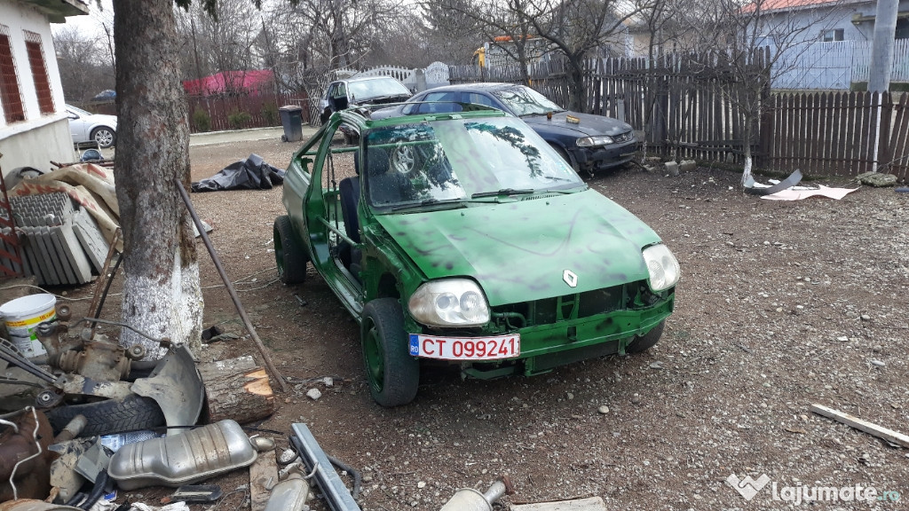 Buggy de joaca pe cimp Provine de pe un Renault clio