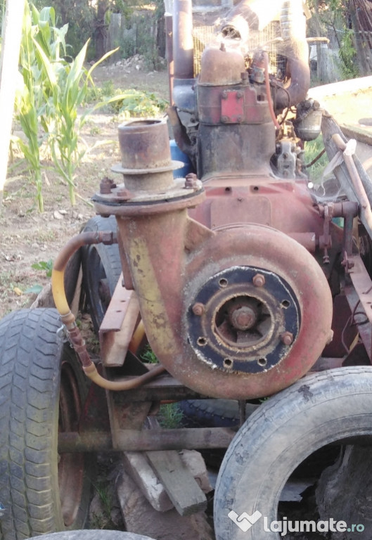 Motopompa de irigat și tractor