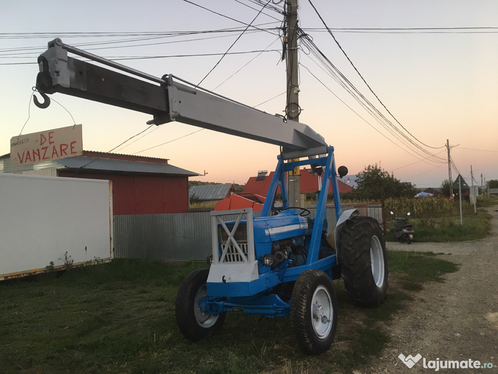 Tractor cu încărcător