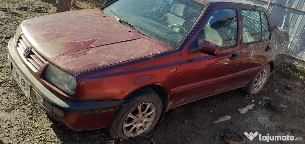 Volkswagen Vento 2.0 benzina, culoare rosie.