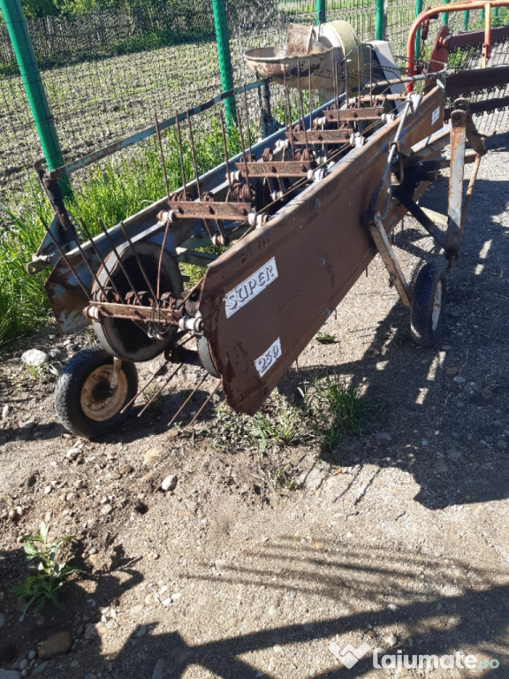 Greblă fân pe curele