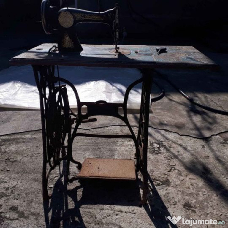 Mașină de cusut foarte veche (peste 80 de ani)