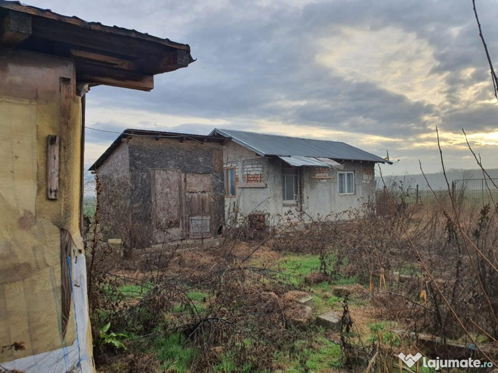 Clădire  situată în Corlătești sud, teren 5000 mp