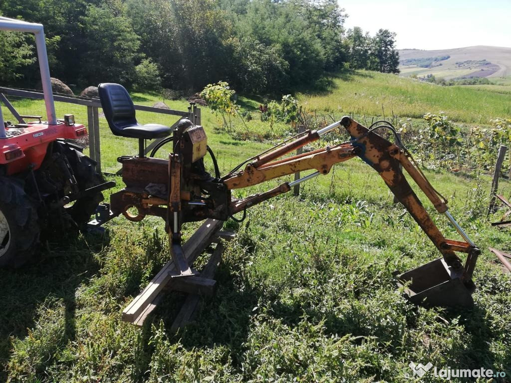 Retroexcavator, cupă tractor