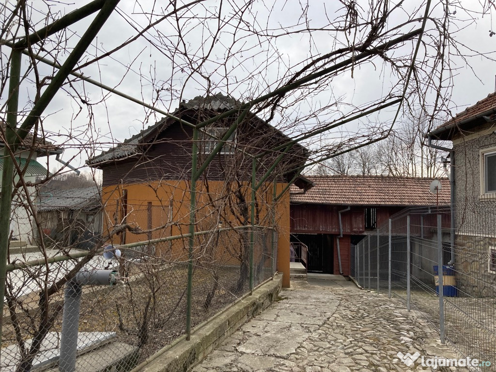 Casa modesta cu livada Buciumeni, Dambovita