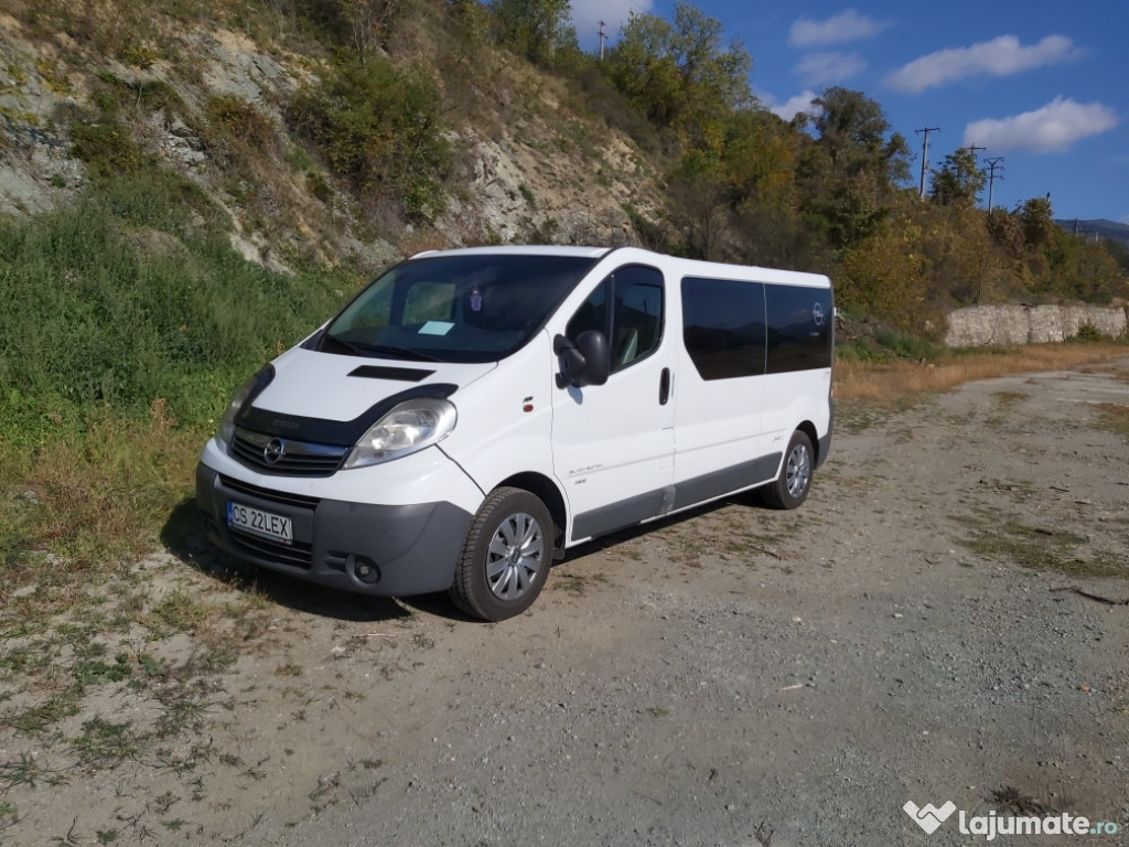 Închiriez microbuz Opel Vivaro 8+1