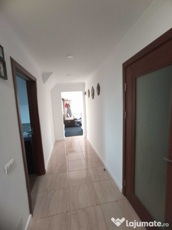 Apartament 3 Camere cu Priveliște Superbă și Curte, sos.