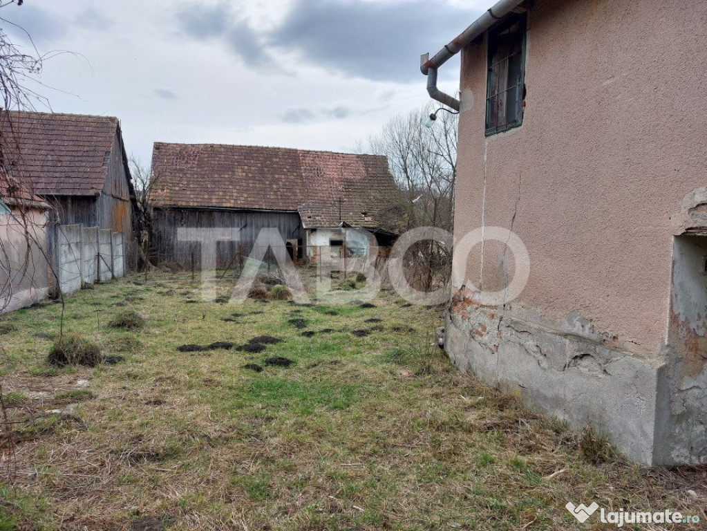 Casa veche teren 989 mp 2 fronturi toate utilitatile la poar