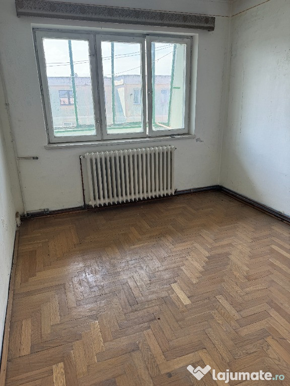 Vand apartament cu 3 camere