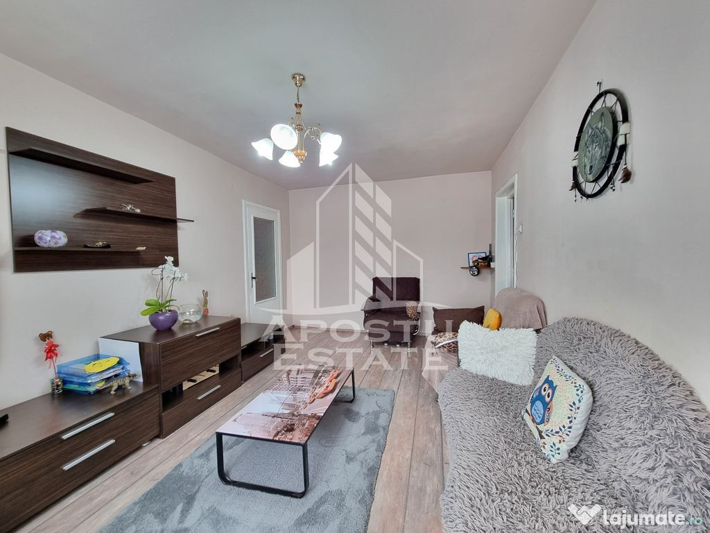 Apartament cu 3 camere, etaj intermediar, zona Circumvala...