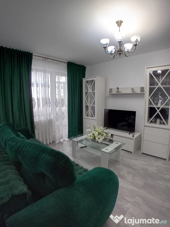 Vand apartament cu 3 camere, semidecomandat