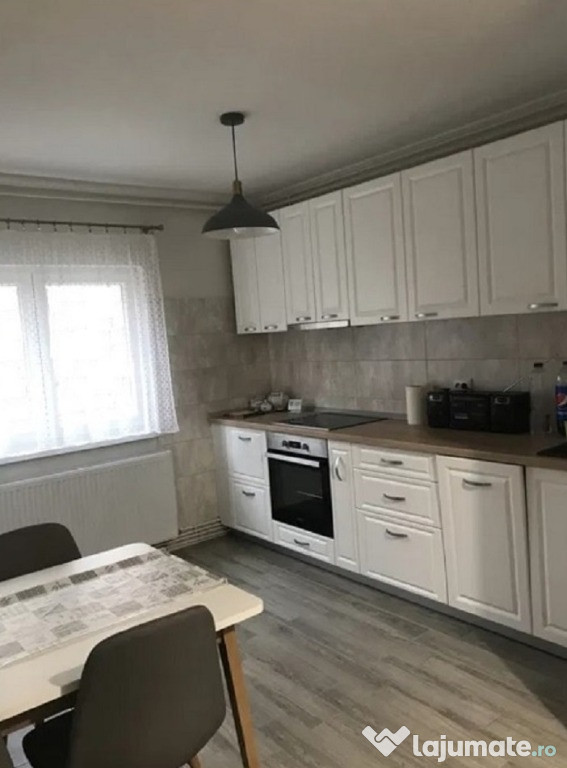 In centru pe Bulevardul Decebal ofer chirie Apartament 2 camere