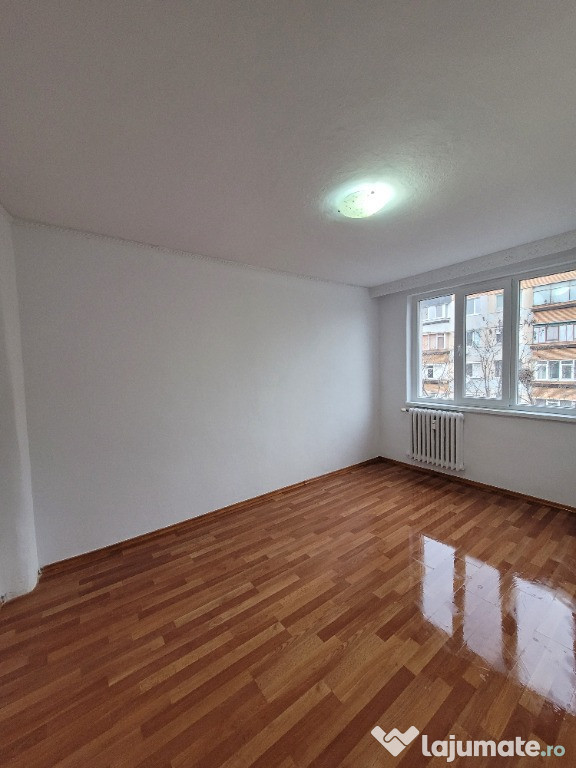 Vand apartament 2 camere decomandate zona Micro 19 zona Neacsu.