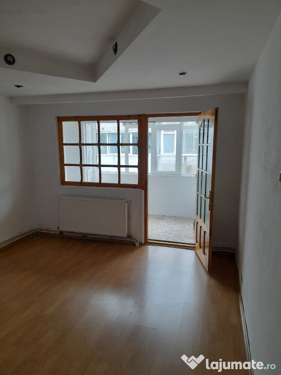 Apartament trei camere, decomandat, centrala, balcon, liber, 9 Mai