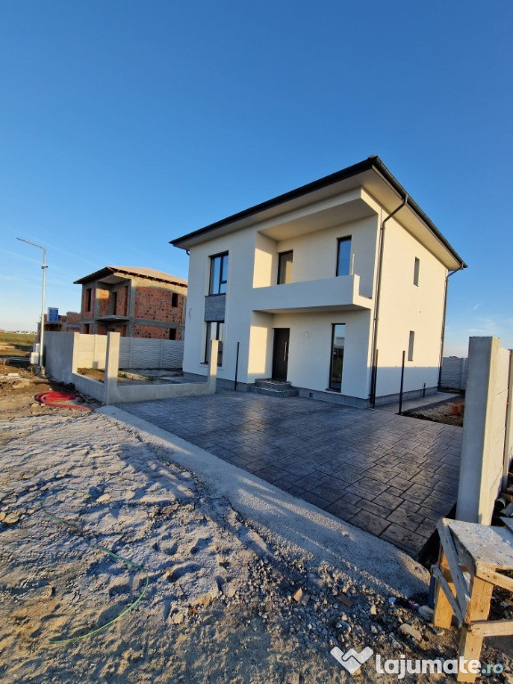 Vila superba de lux cu 4 camere, 3 bai si teren de 330 mp