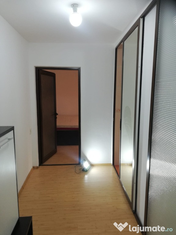 Apartament de închiriat, două camere, decomandat