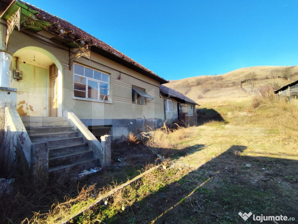 Casa individuala, 2 camere, 2619mp teren, zona Paclisa