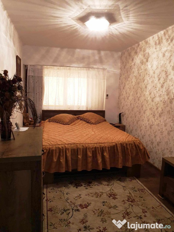 Vand apartament cu 3 camere,zona deal.