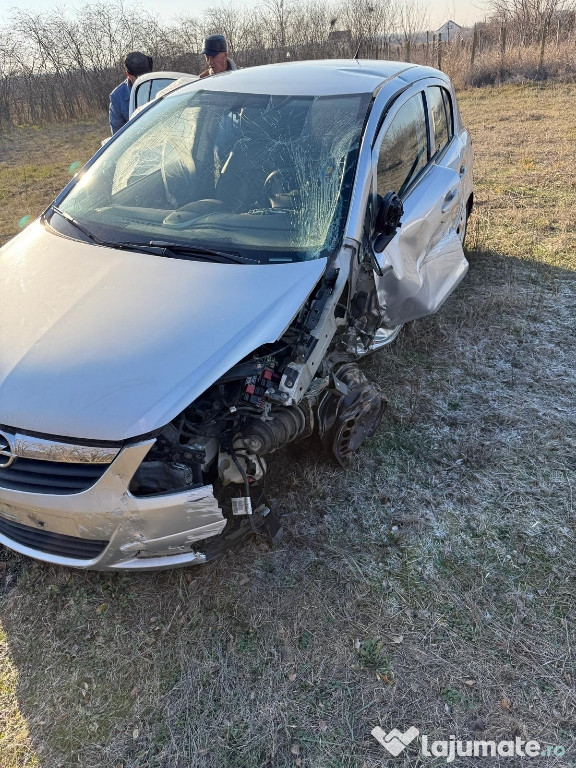 Vind opel corsa accidentat