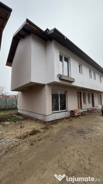 De Vânzare: Casă Tip Duplex cu Etaj și Pod–4 Camere, 3 Băi