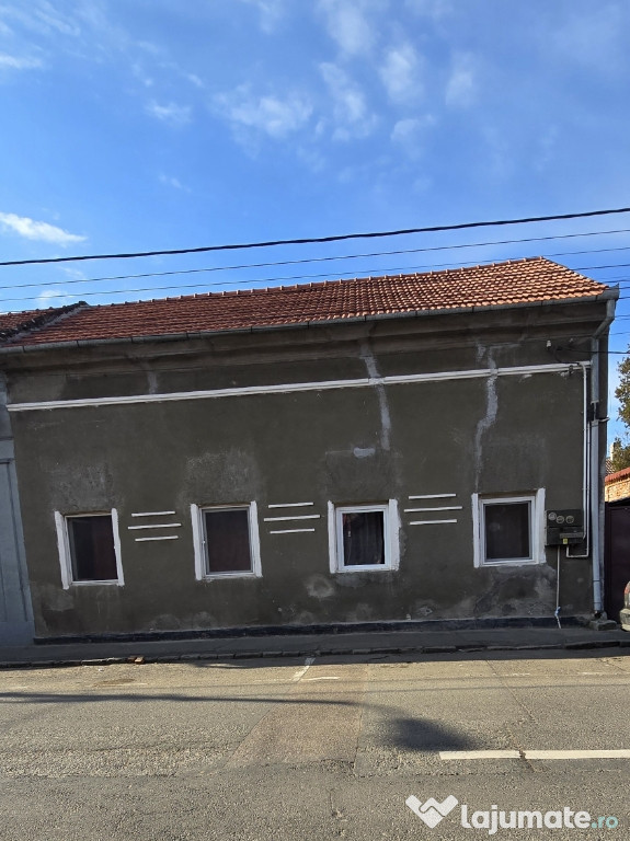 Casa de vanzare tip duplex zona centrului civic curte comuna