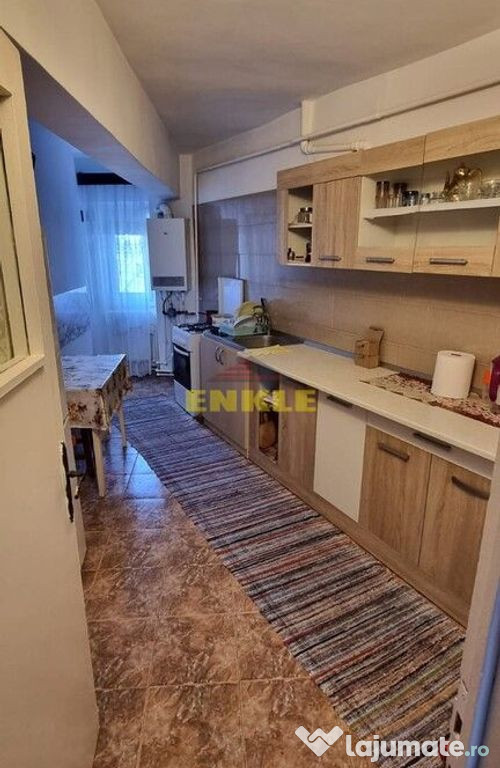 De vânzare apartament cu 4 camere decomandat, zona Bucovina