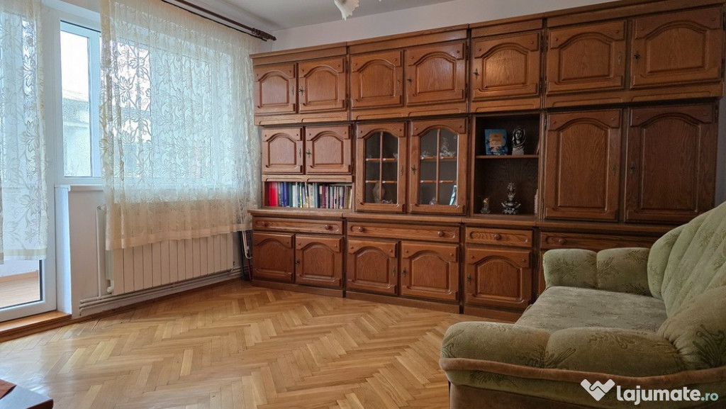 Apartament 4 camere in Deva, pe str. Caragiale, zona Piata centrala.