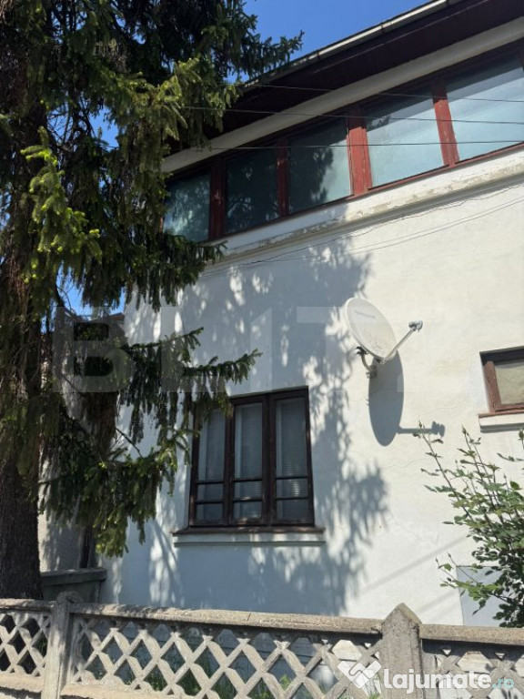 Casa rezidentiala de vanzare, cu 6 camere, 110 mp, zona Parc