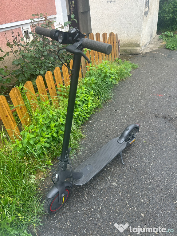 Ofer spre vânzare trotinetă electrică Xiaomi Mi Pro 2