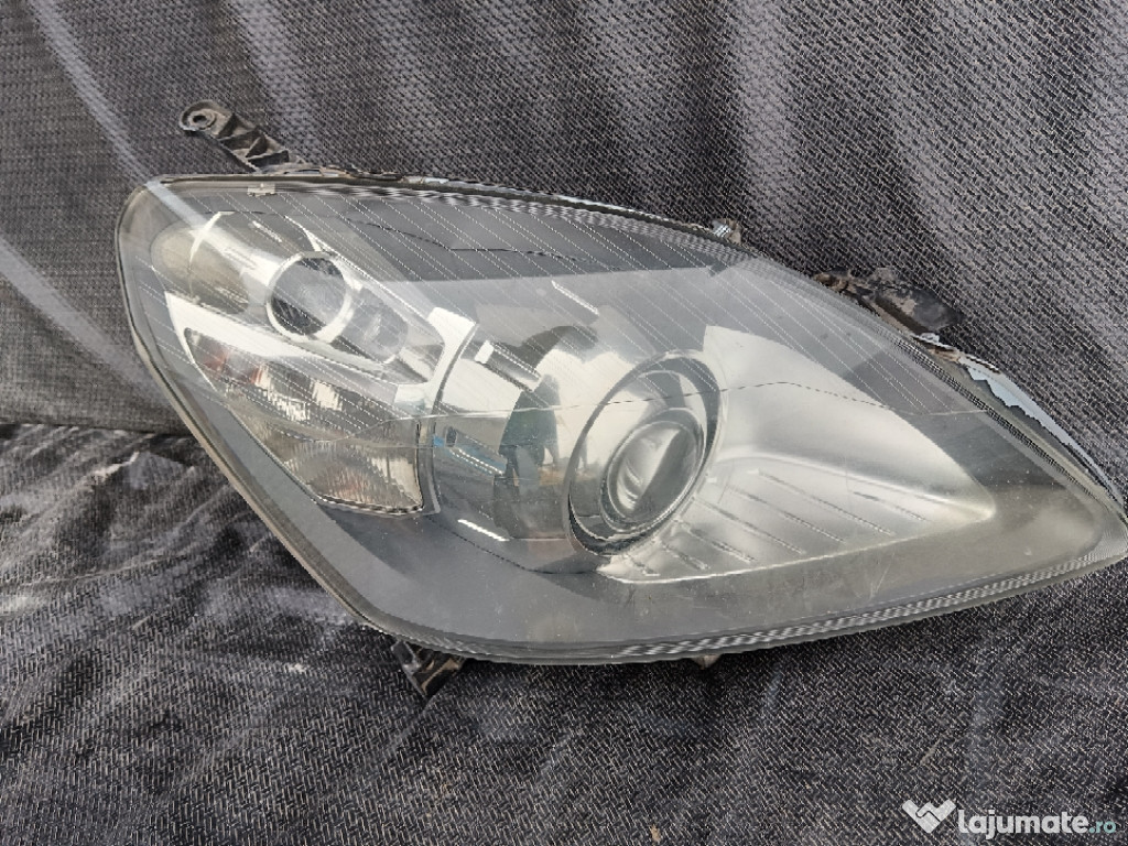 Vând far xenon dreapta Opel Zafira b