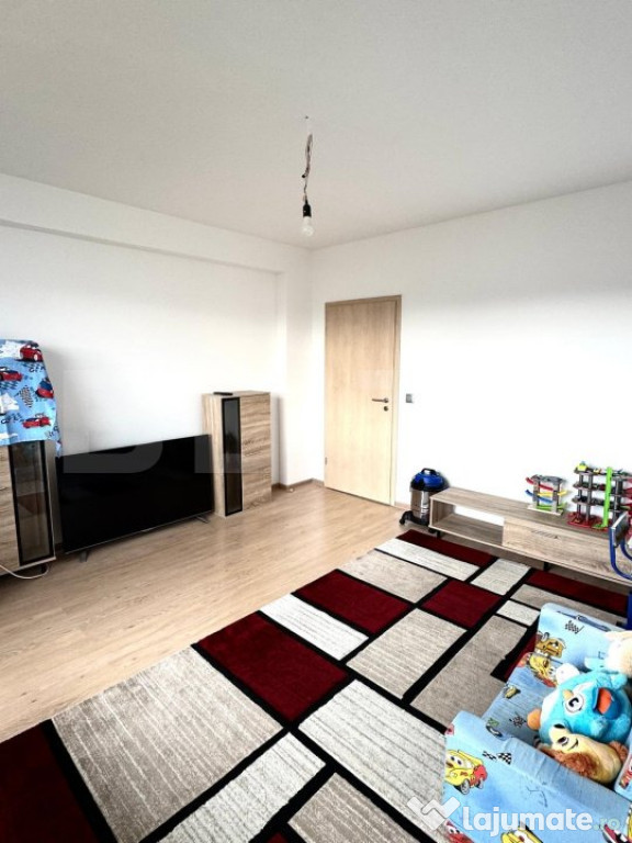 Apartament de vanzare, cu 3 camere, etaj intermdiar, zona Tr