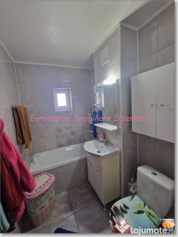 De vanzare apartament cu 3 camere zona CET