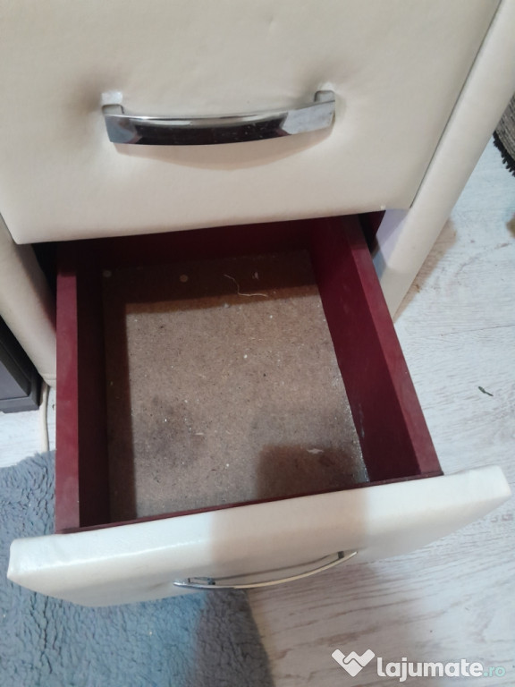 Noptiera învelită cu piele în stare bună