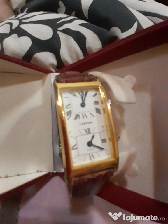 Ceas Cartier,cu brățară din piele si incheitoare metalică.