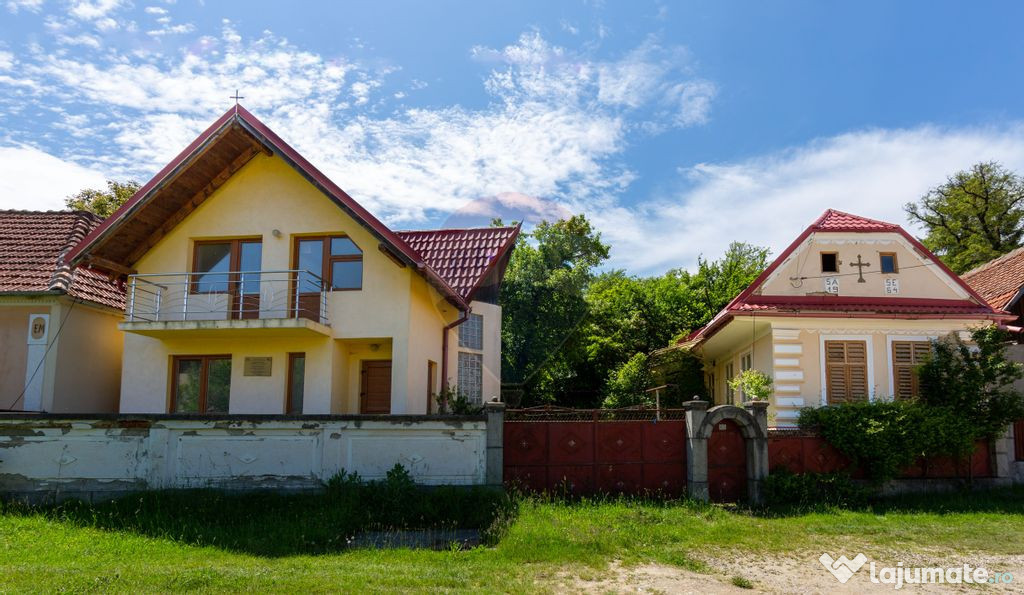 Proprietate compusă din două case, zonă rurală liniș...