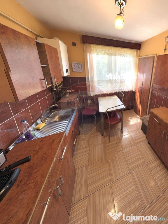 Etaj 1,apartament cu două camere , zona Coșbuc, de Vân...