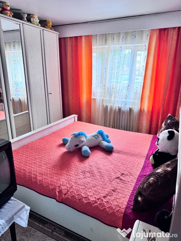 Propritar:vand apartament cu 3 camere si boxa la subsol