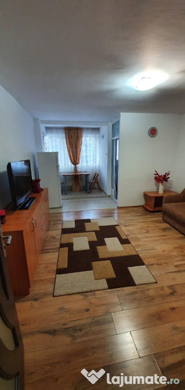 Garsoniera zona Titan - Piata Minis