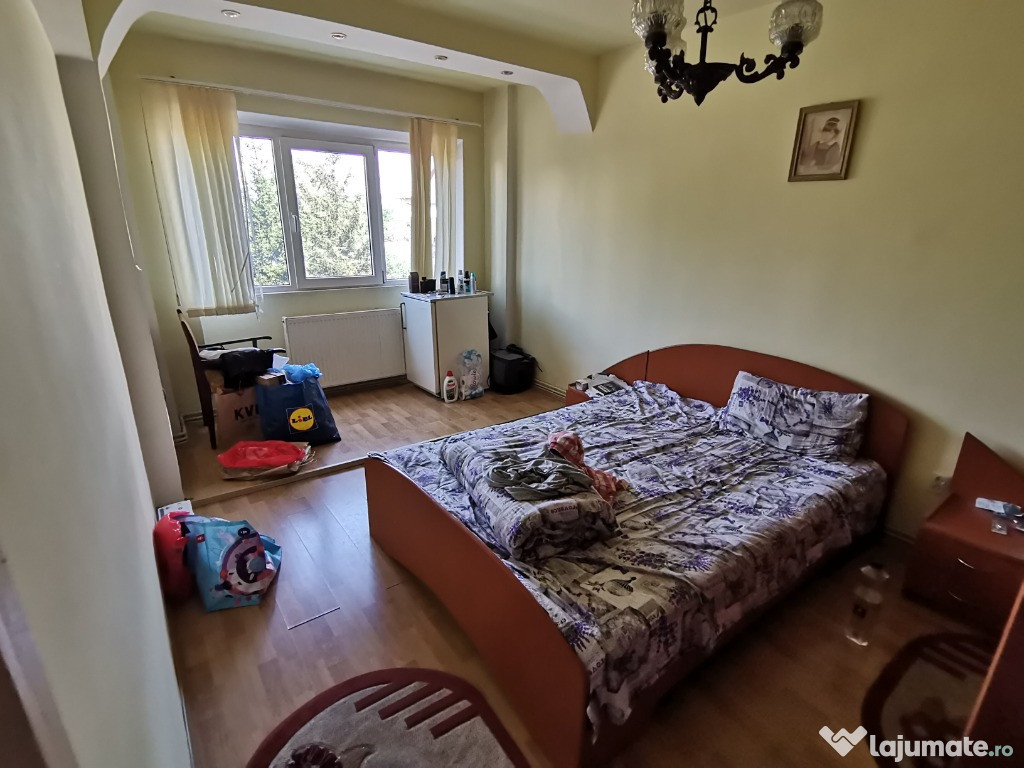 INCHIRIEZ apartament 3 camere decomandat, zona Ciresica