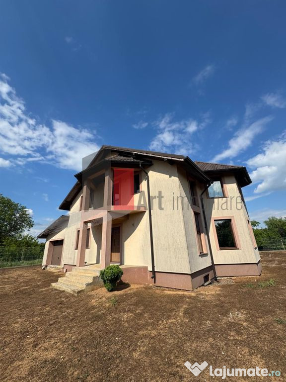 Casa la rosu in Peris