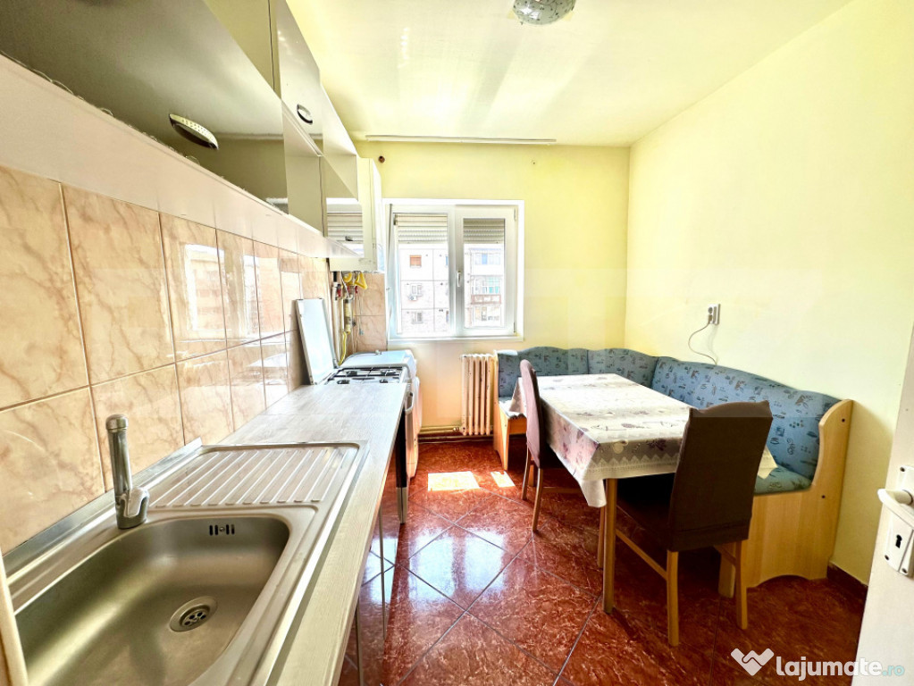 Apartament spațios de inchiriat – mobilat, balcon închis