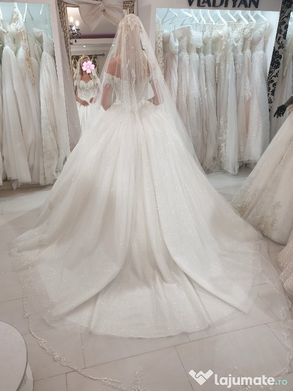 Vând rochie de mireasa stil prințesa cu pietre și sclipici