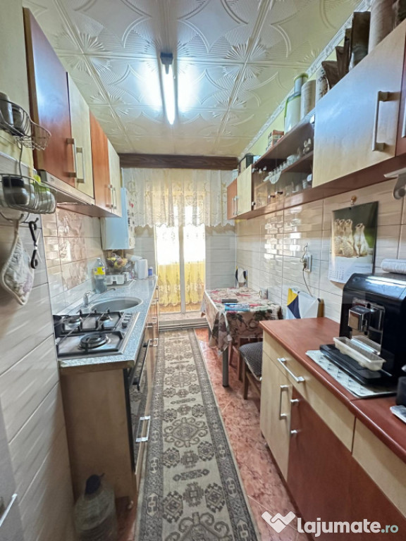 Apartament de vanzare 2 camere decomandat, zona Centrala Sac